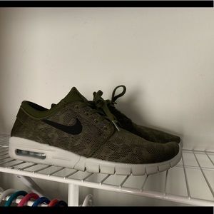 Men’s Nike shoes